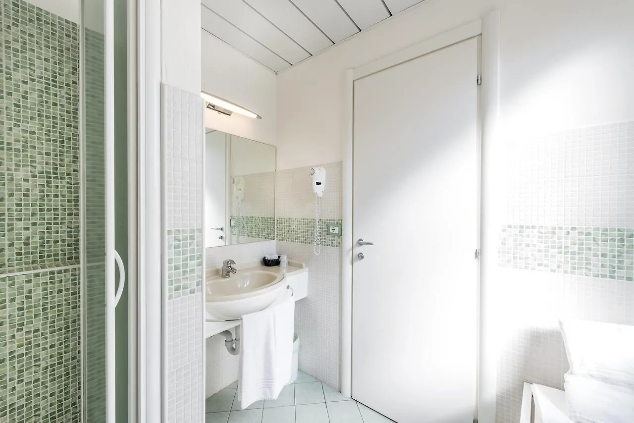Hotel Crotto Del Misto Lezzeno 2*,